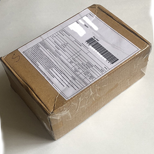 インドから届いた郵便物の箱