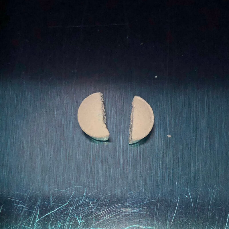 フィリトラプロフェッショナルをピルカッターで分割したリアルな断面