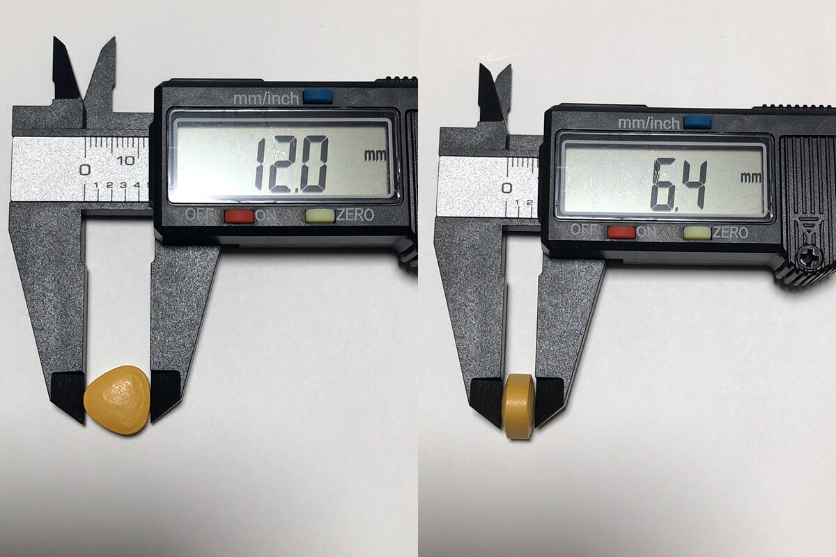 ノギスで計測したシルビトラのサイズ(幅12.0mm、厚さ6.4mm)