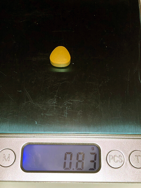 デジタルスケールで計測したシルビトラ1錠の重量(0.83g)