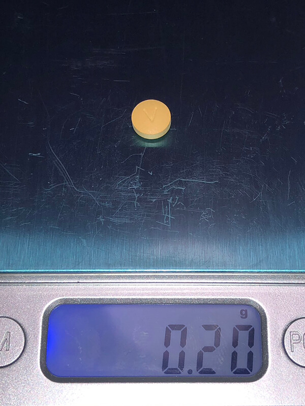 バリフ20mg錠剤のデジタルスケールでの重量計測0.20g